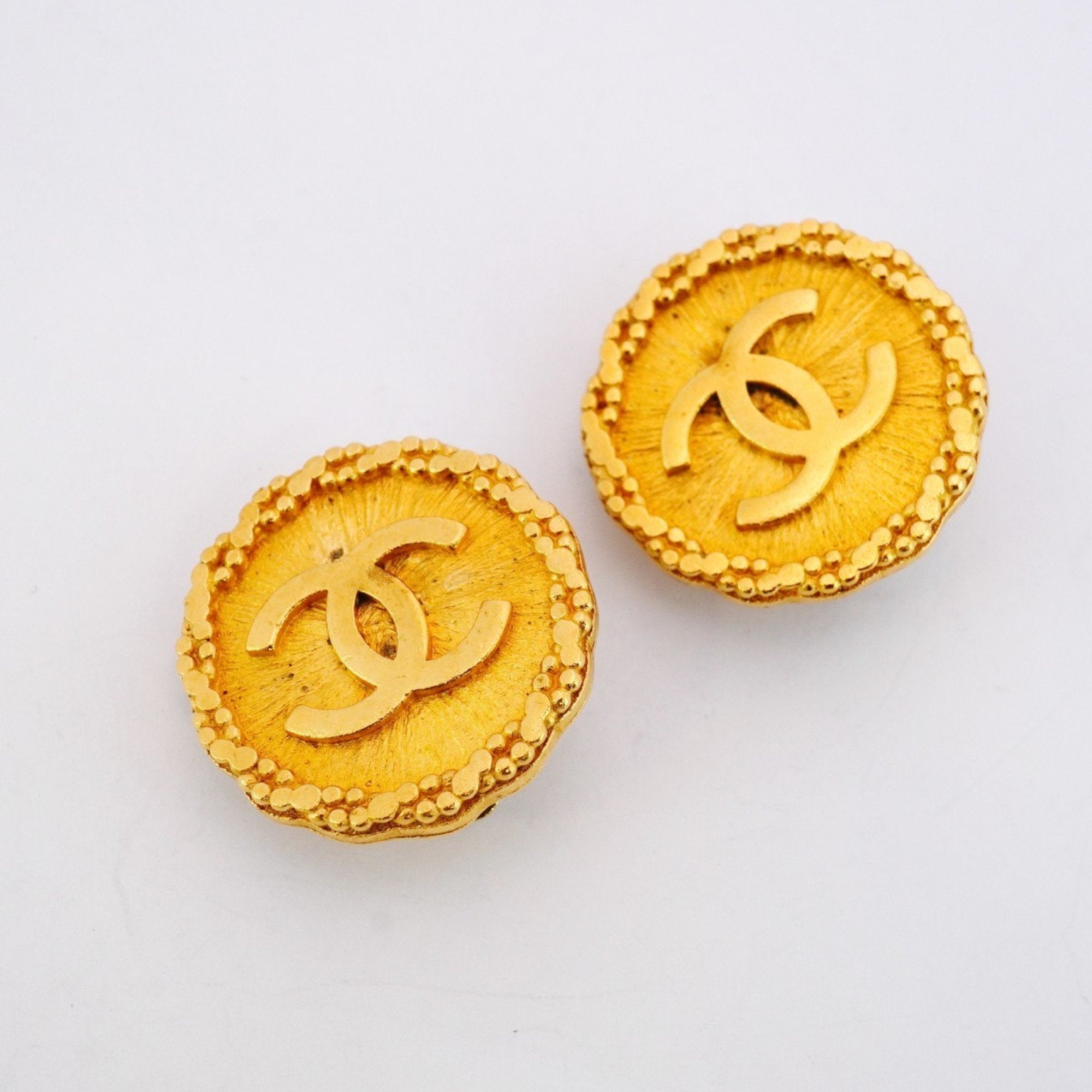 CC Logo Circle Clip-On Earrings Metal Gold-Tone Metal