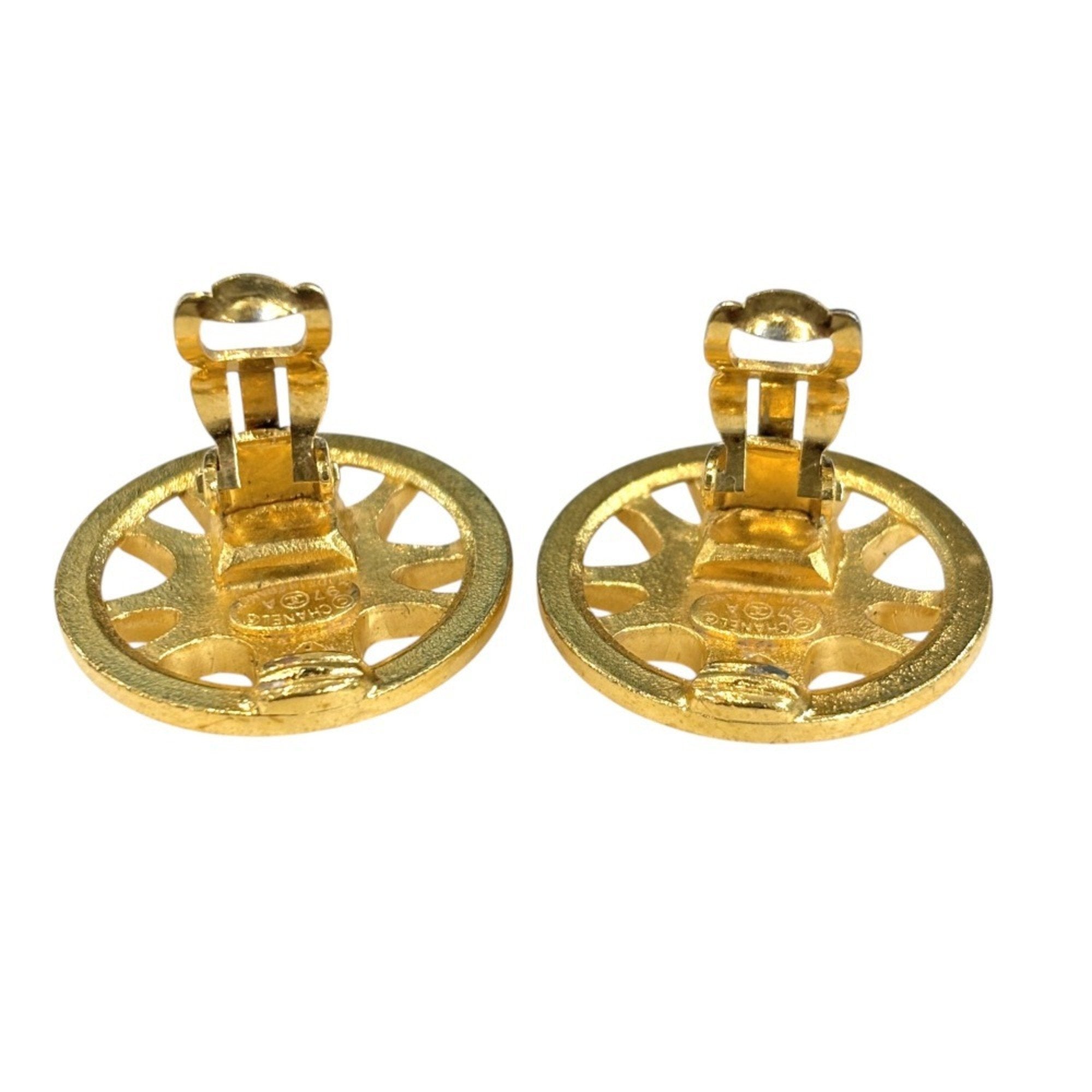 CC Logo Round Clip-On Earrings Metal Gold-Tone Metal