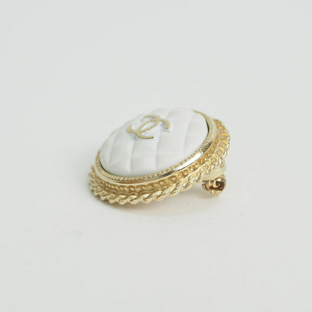 Brooch Metal White and Gold Matelasse