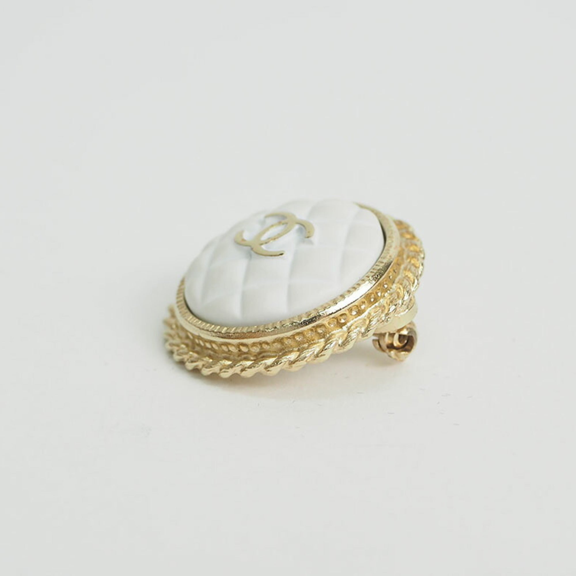 Brooch Metal White and Gold Matelasse