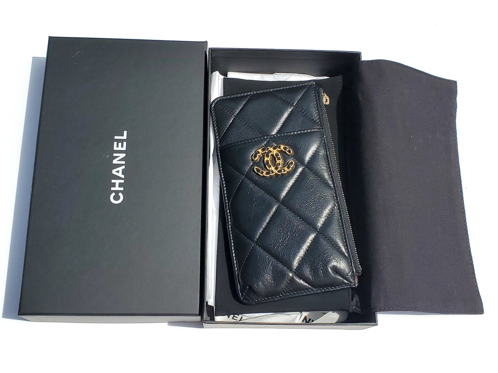CHANEL 19 2020 Black Goatskin Quilted Phone  Holder