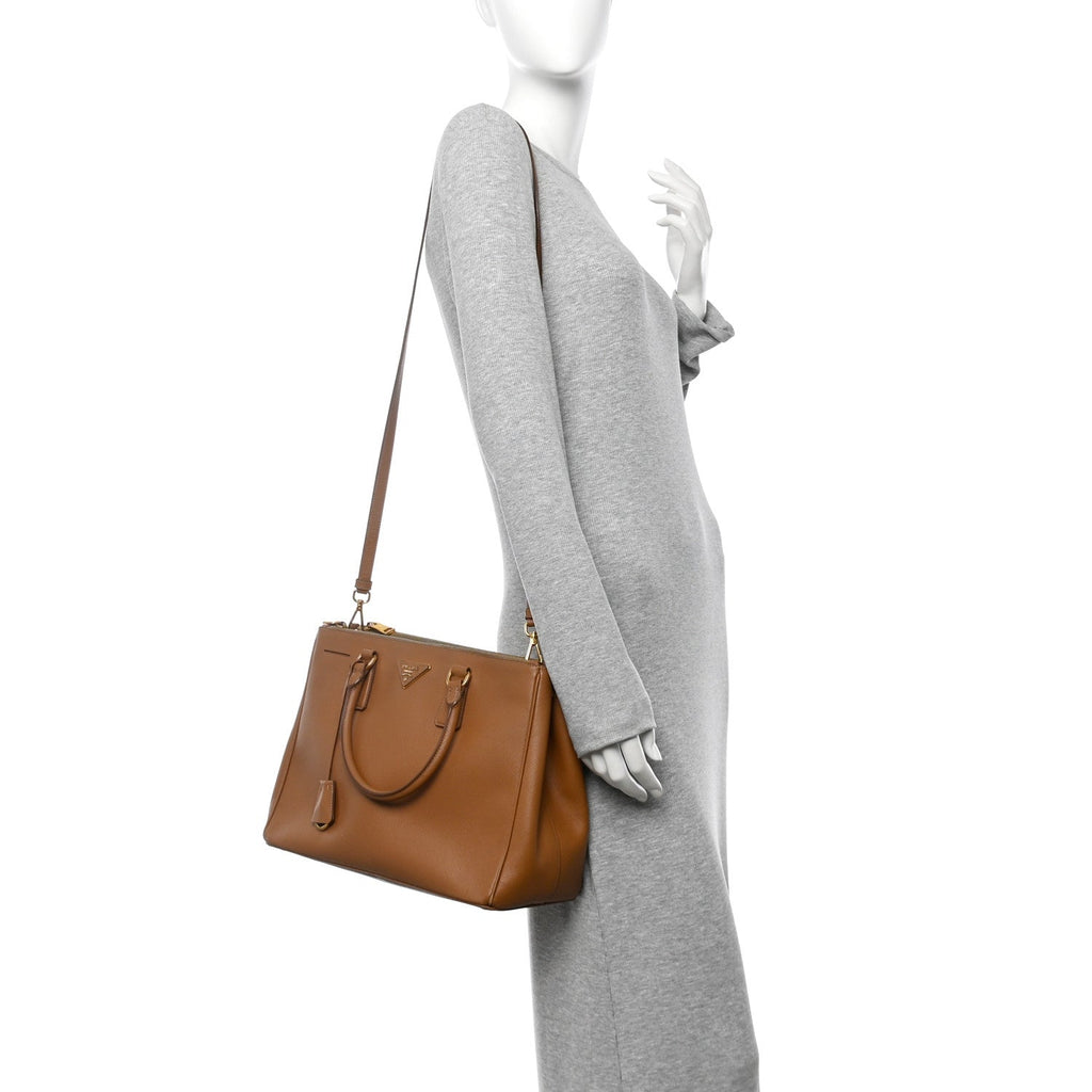 Saffiano Medium Galleria Double Zip Tote Caramel