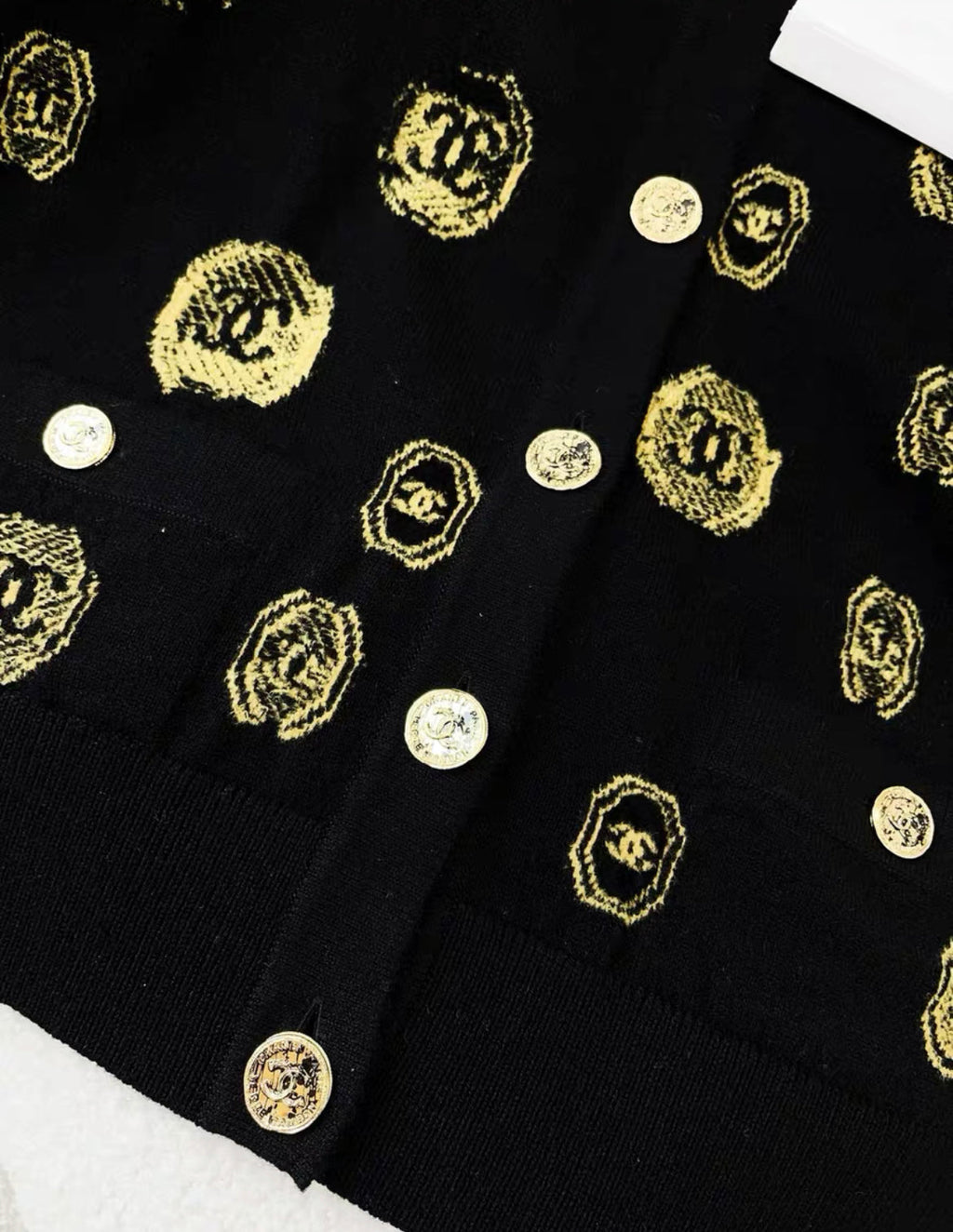 CHANEL 21A CASHMERE IGAN BLACK/GOLD size 40