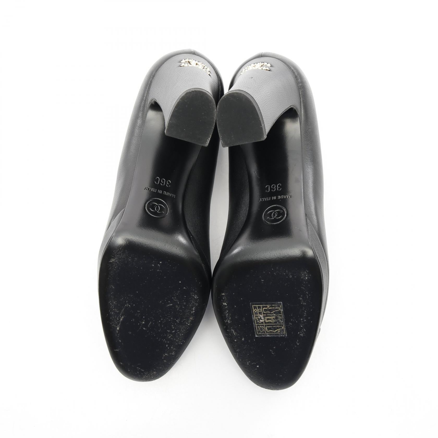 Chanel Coco Mark Leather Patent Leather Pumps