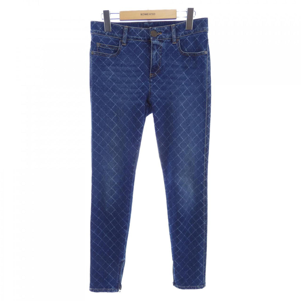 Chanel P56067V42287 Jeans
