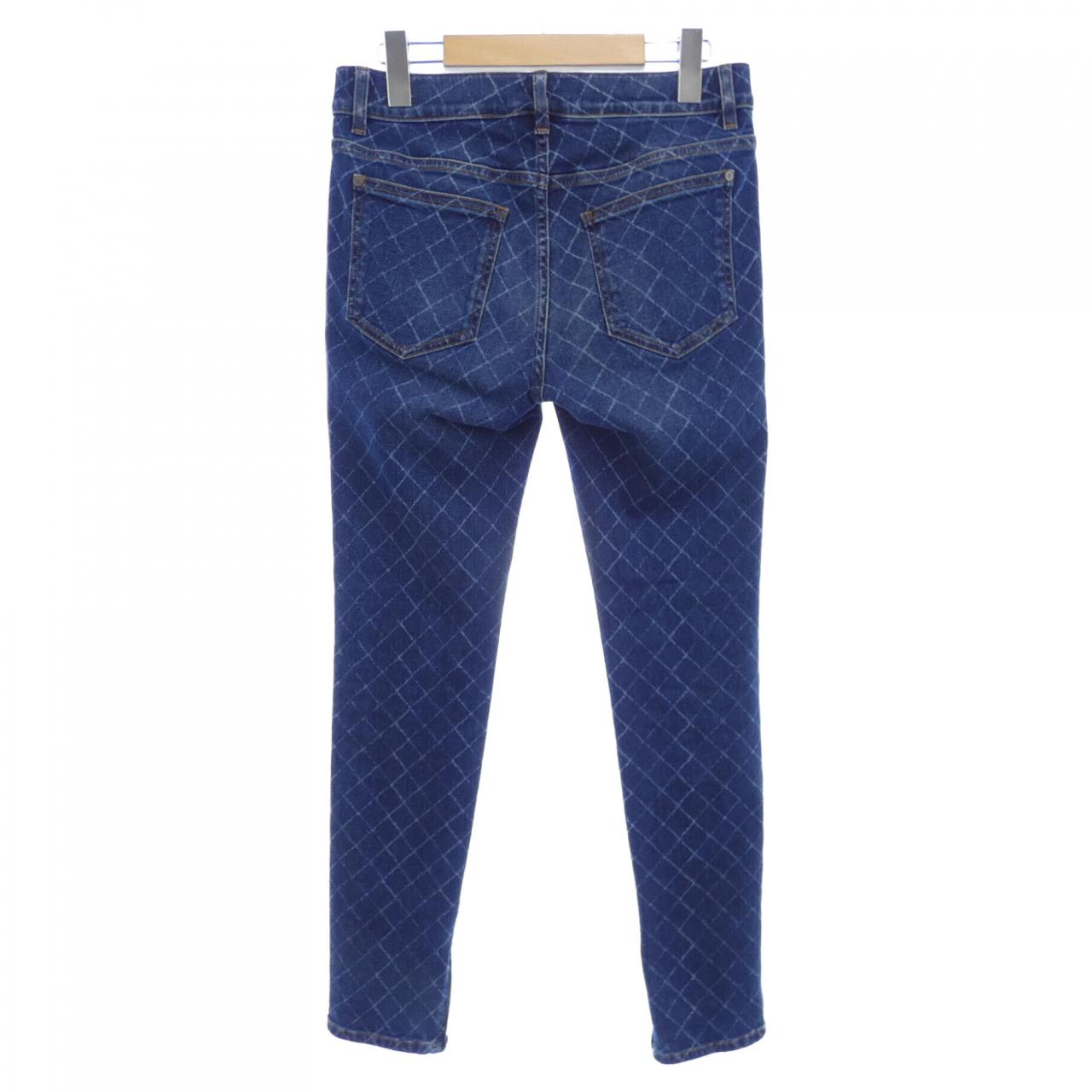 Chanel P56067V42287 Jeans