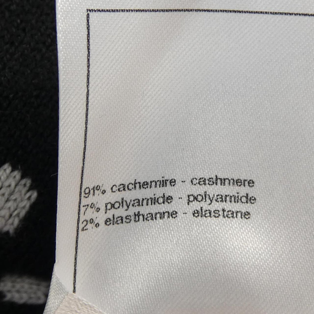 Chanel P76963K11096 Cashmere igan