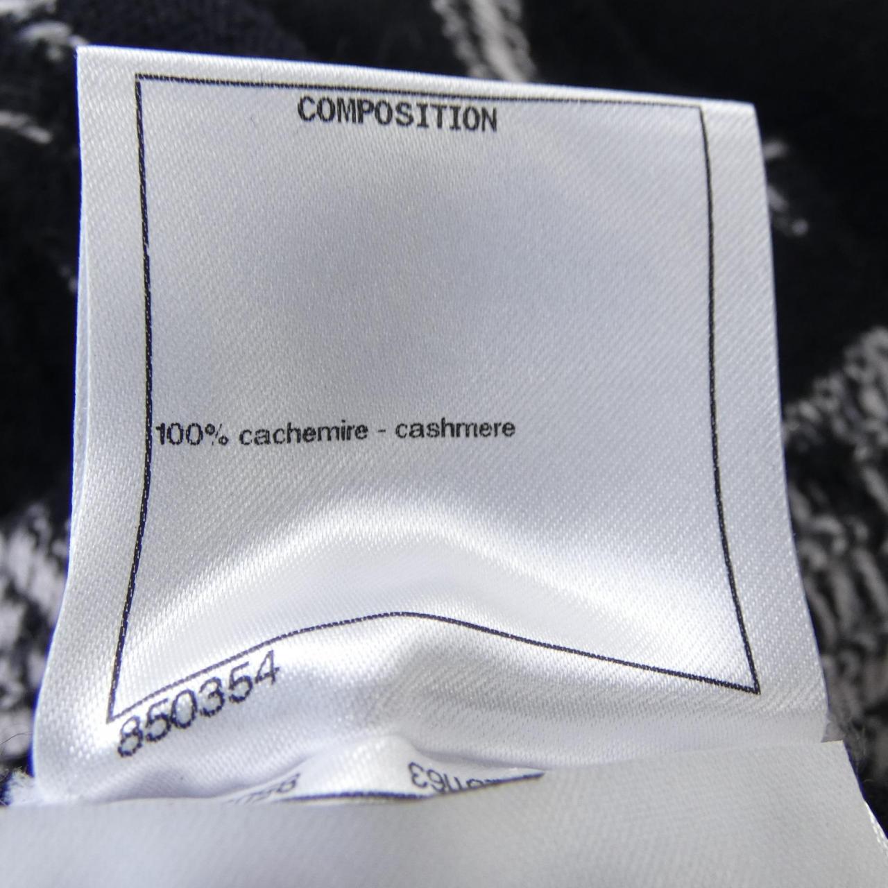 Chanel P72295K10398 Cashmere igan
