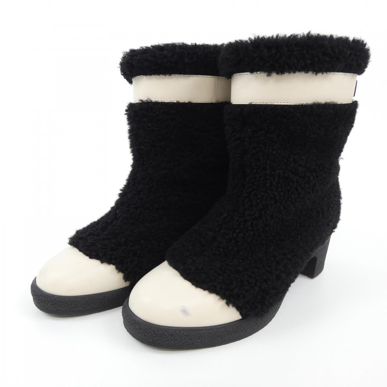 Chanel G34080Y51550 Shearling Boots
