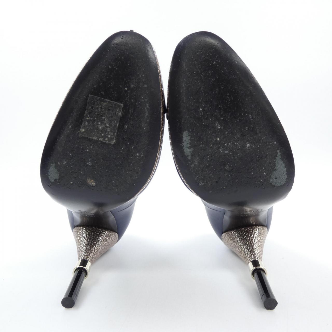 Chanel G32233Y50627 Calfskin Pumps