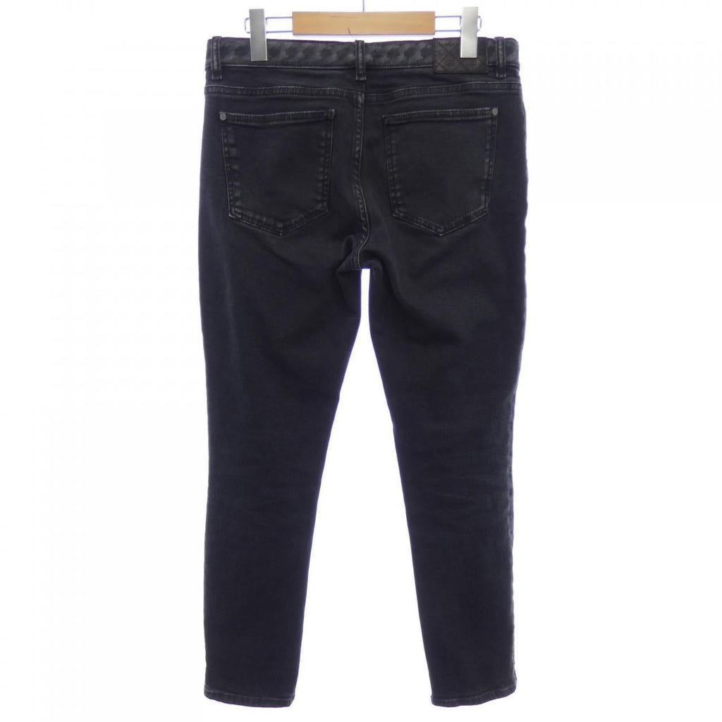 Chanel P60875V46399 Jeans
