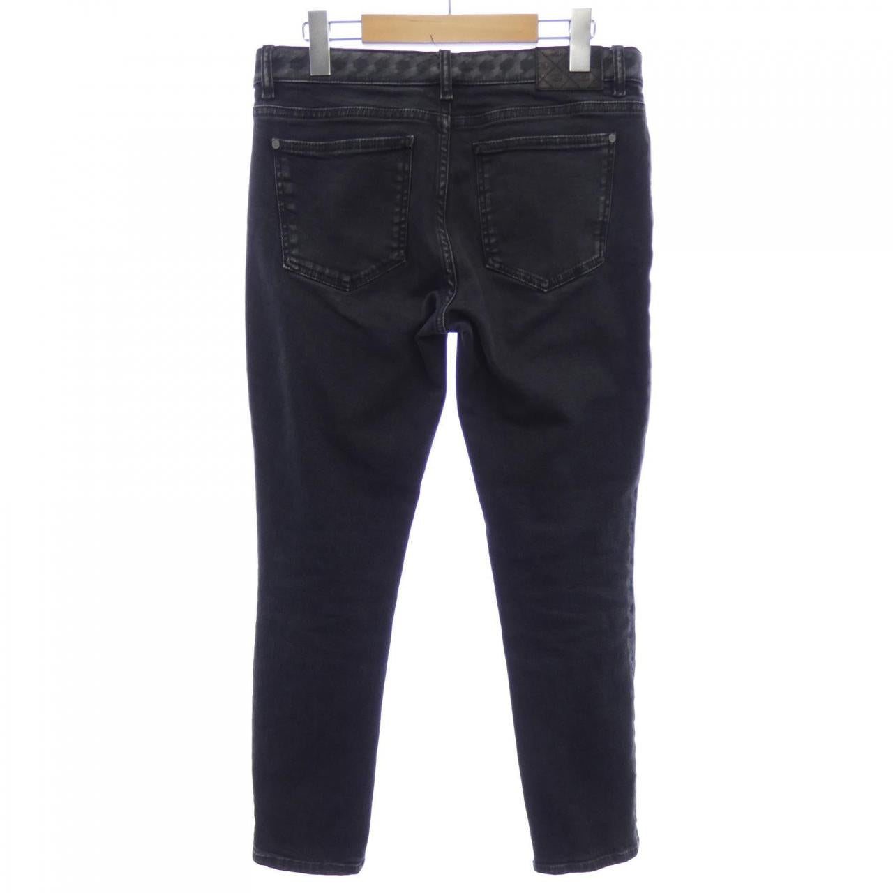 Chanel P60875V46399 Jeans