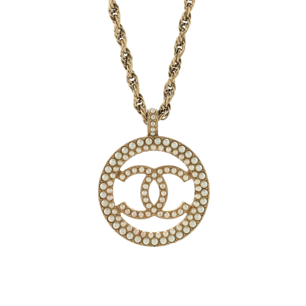 CC Round Pendant Necklace Metal with Faux Pearls