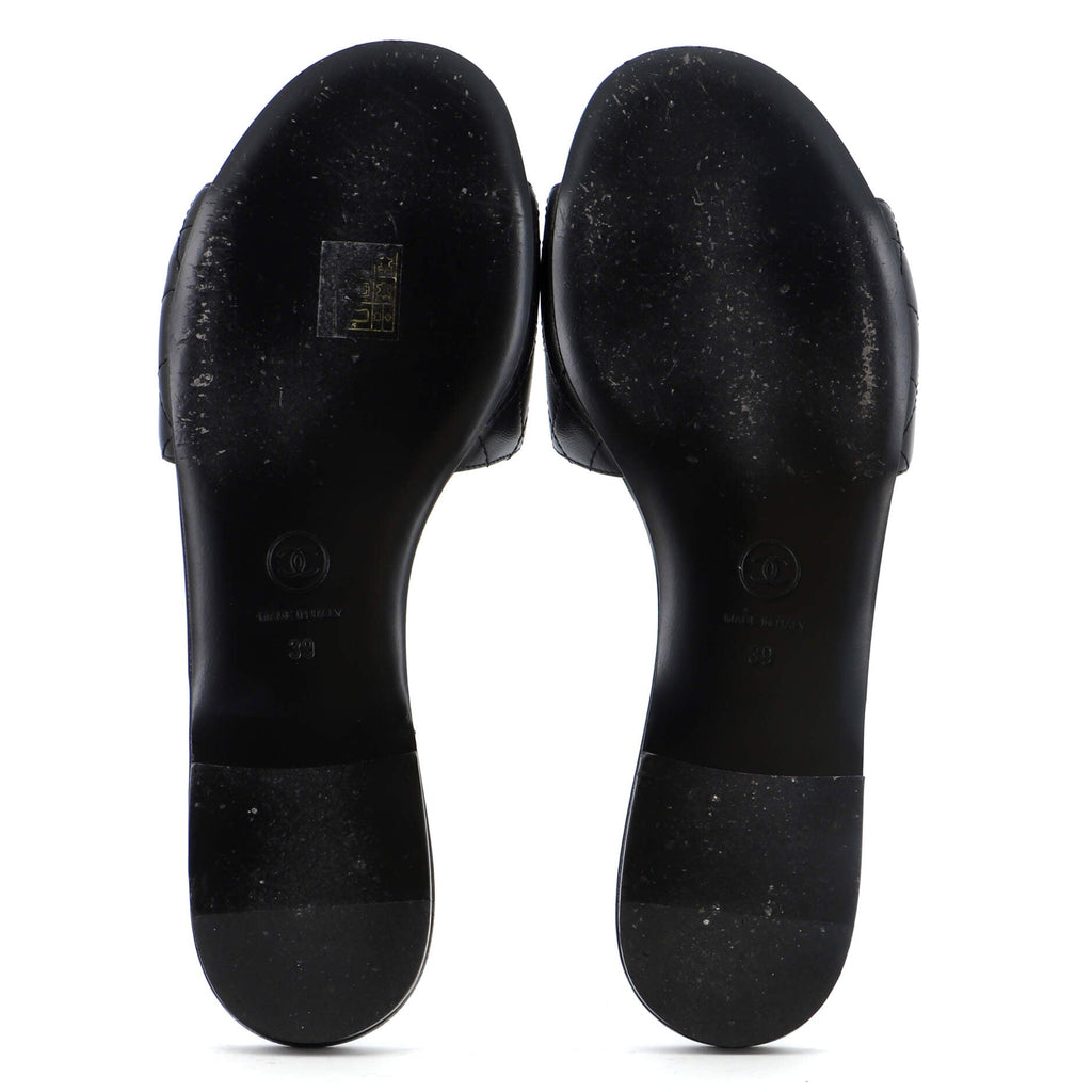 Women's CC Turnlock Slide Sandals Quilted Leather