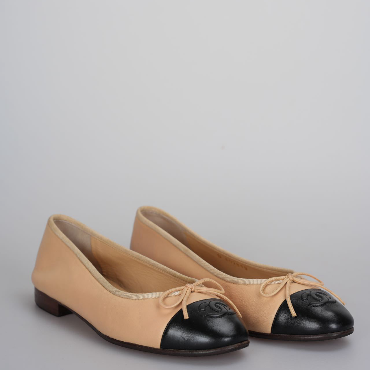 Chanel Beige/Black Leather CC Bow Cap Toe Ballet Flats Size 35 .5