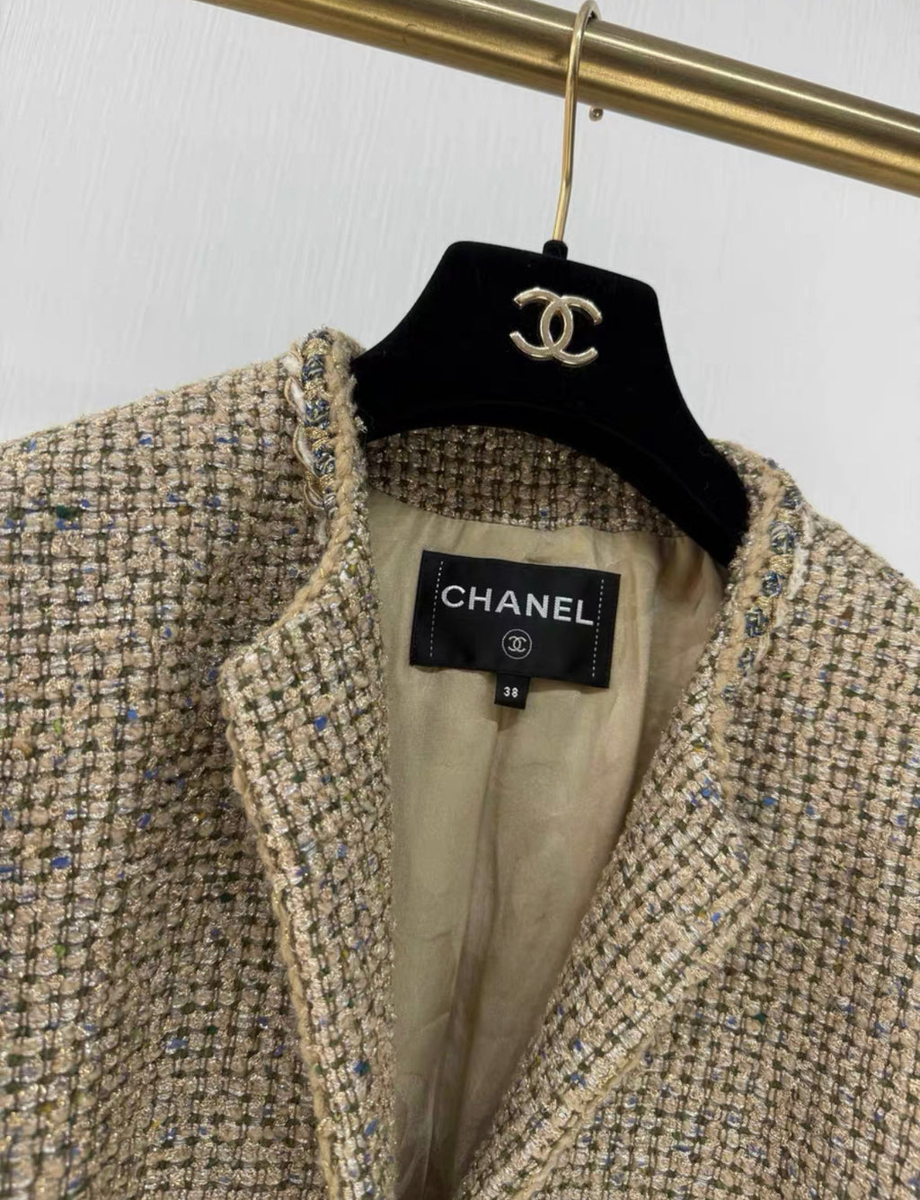 CHANEL 21A TWEED JACKET WOOL / VISCOSE/ POLYESTER GOLD / BEIGE