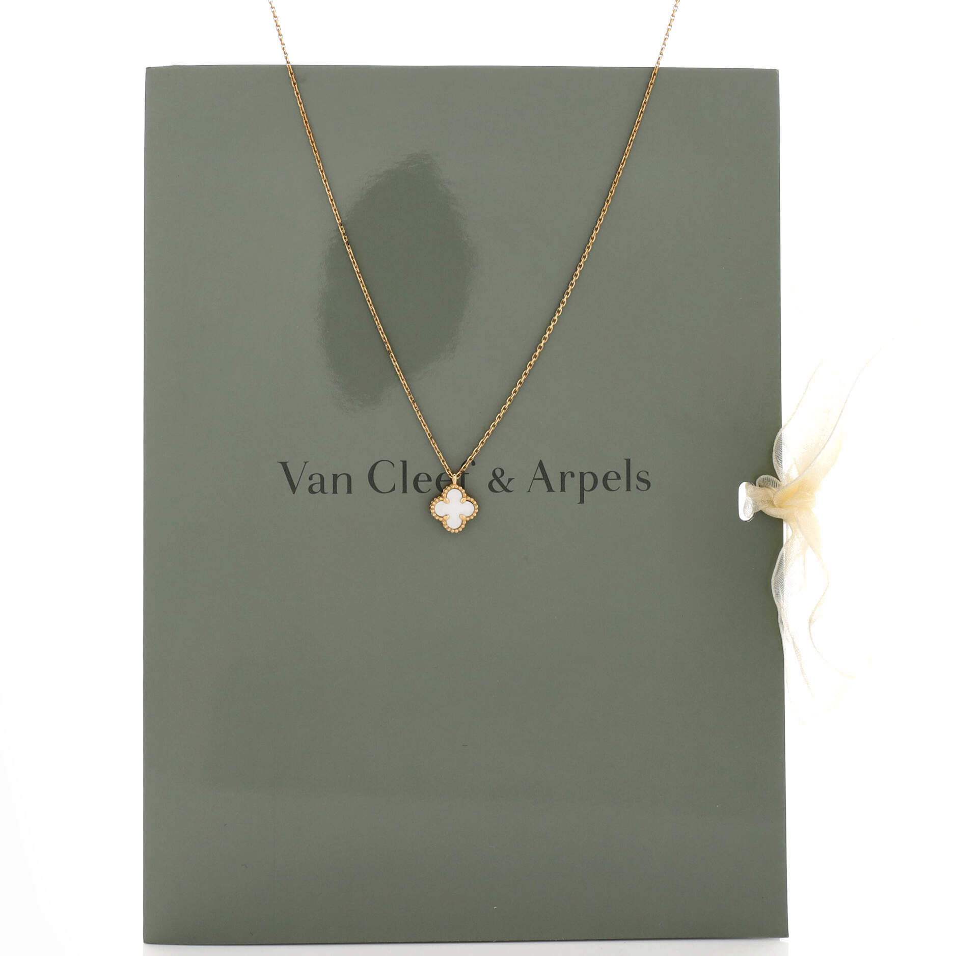Sweet Alhambra Pendant Necklace 18K Yellow Gold and Mother of Pearl