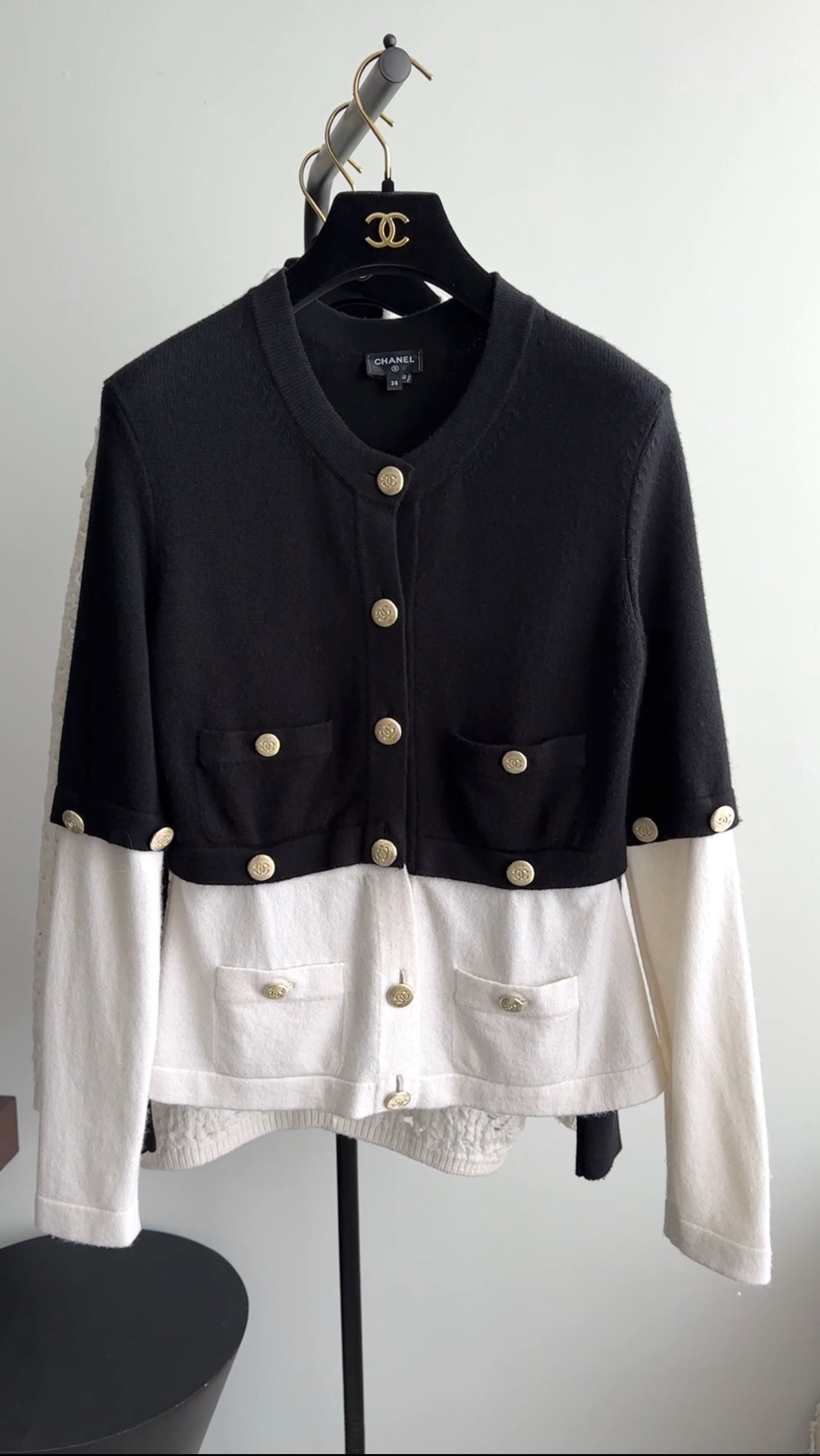 Chanel 22C Black and Off-White Cashmere 4 in 1 igan - FR38 / S