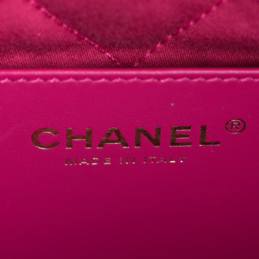 Shiny Caviar Quilted Monochrome Mini Chanel 22 Fuchsia
