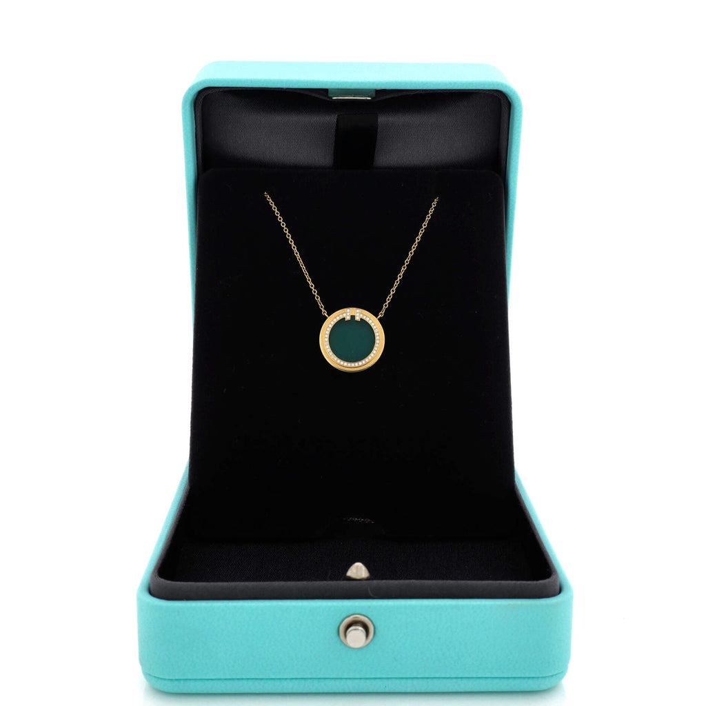 T Circle Pendant Necklace 18K Yellow Gold with Agate and Diamonds Large