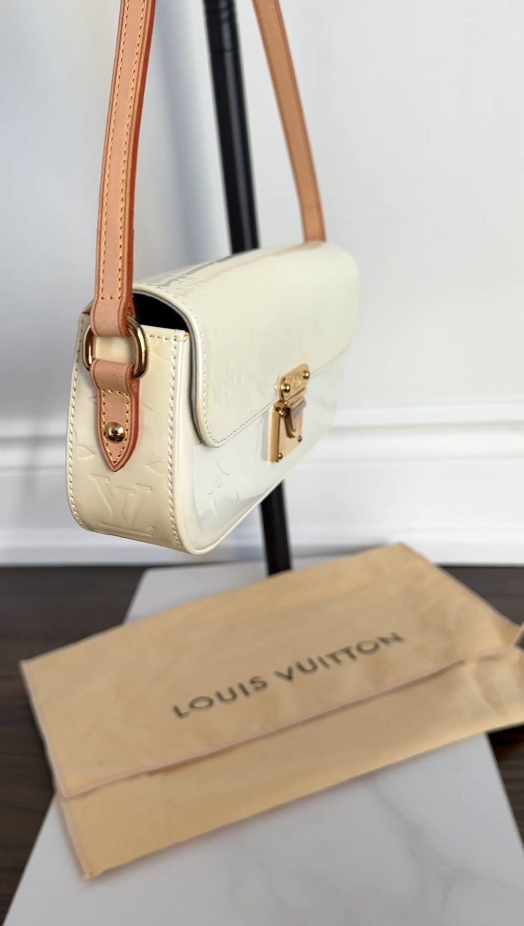 Louis Vuitton Ivory Perle Vernis Malibu Street Baguette Shoulder Bag