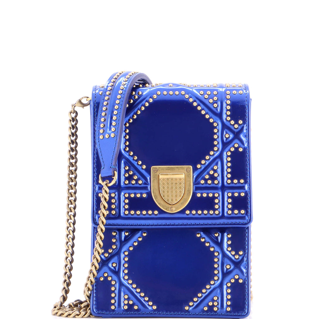 Diorama Vertical Clutch on Chain Studded Patent
