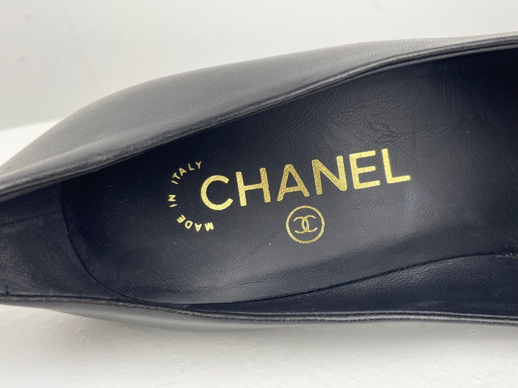 Chanel Leather Black Pumps with Pearls Heels CC Logo 35