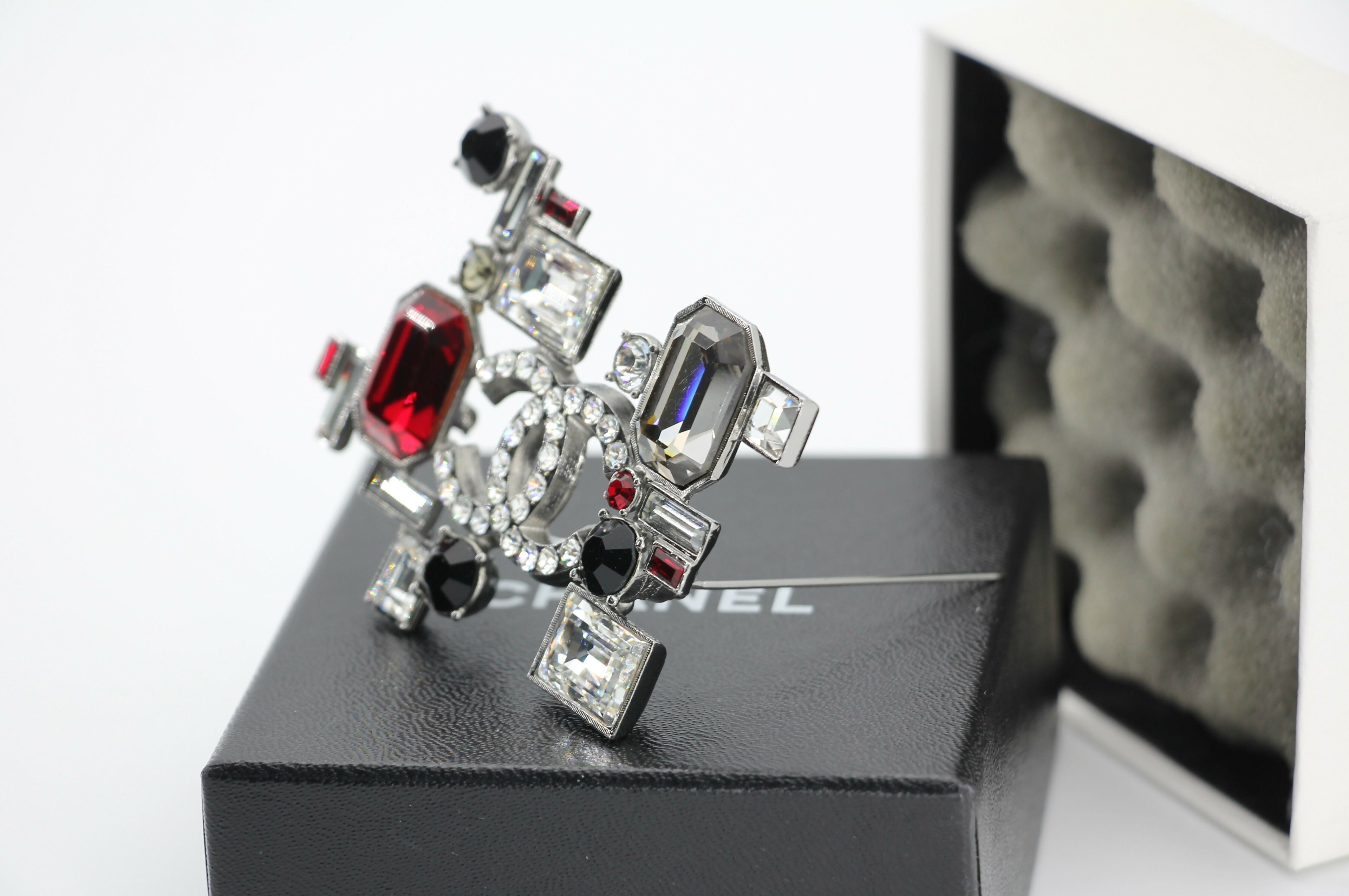 Chanel Vintage 05P Rhinestone Geometric Black And Red Silver Tone Brooch