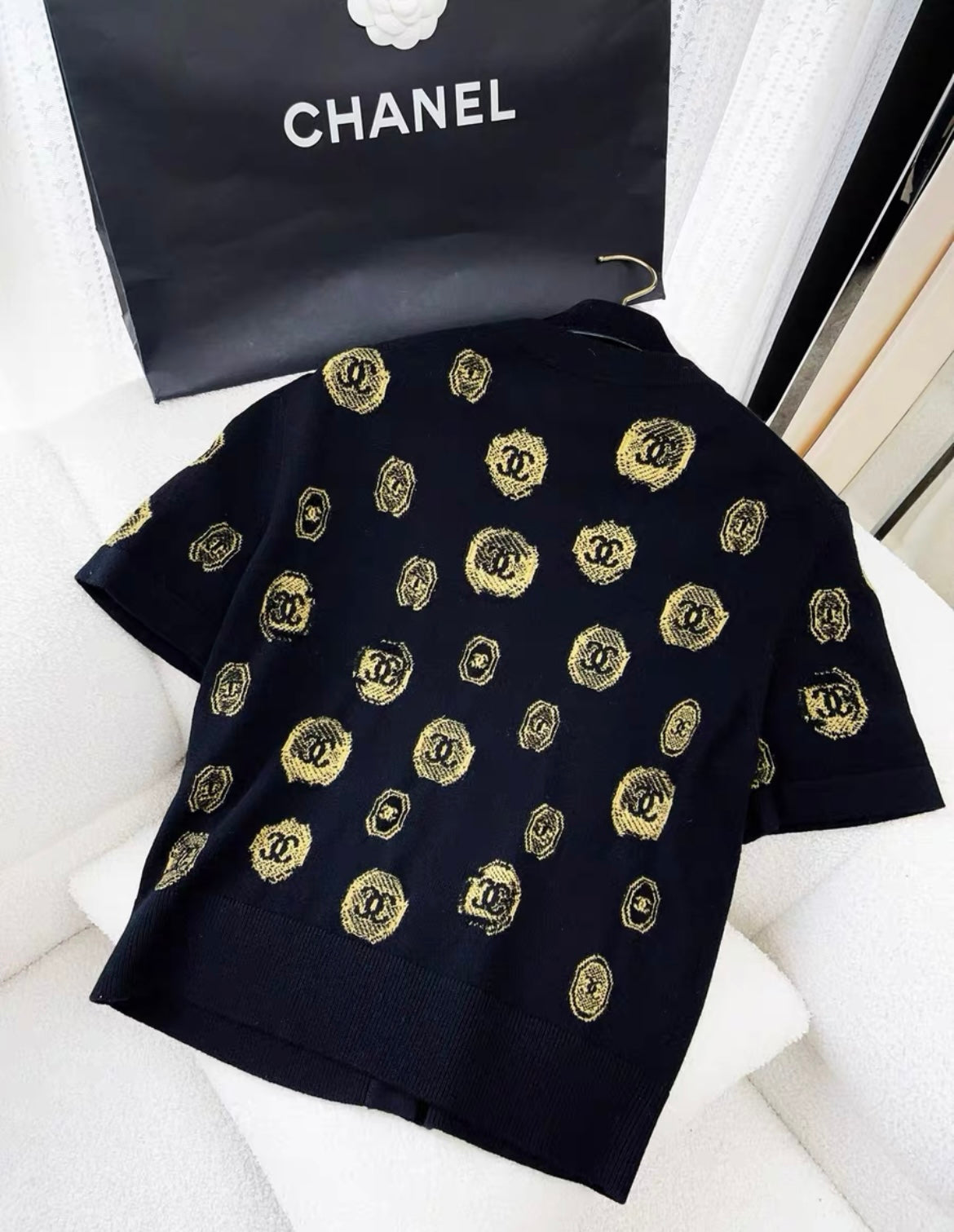 CHANEL 21A CASHMERE IGAN BLACK/GOLD size 40