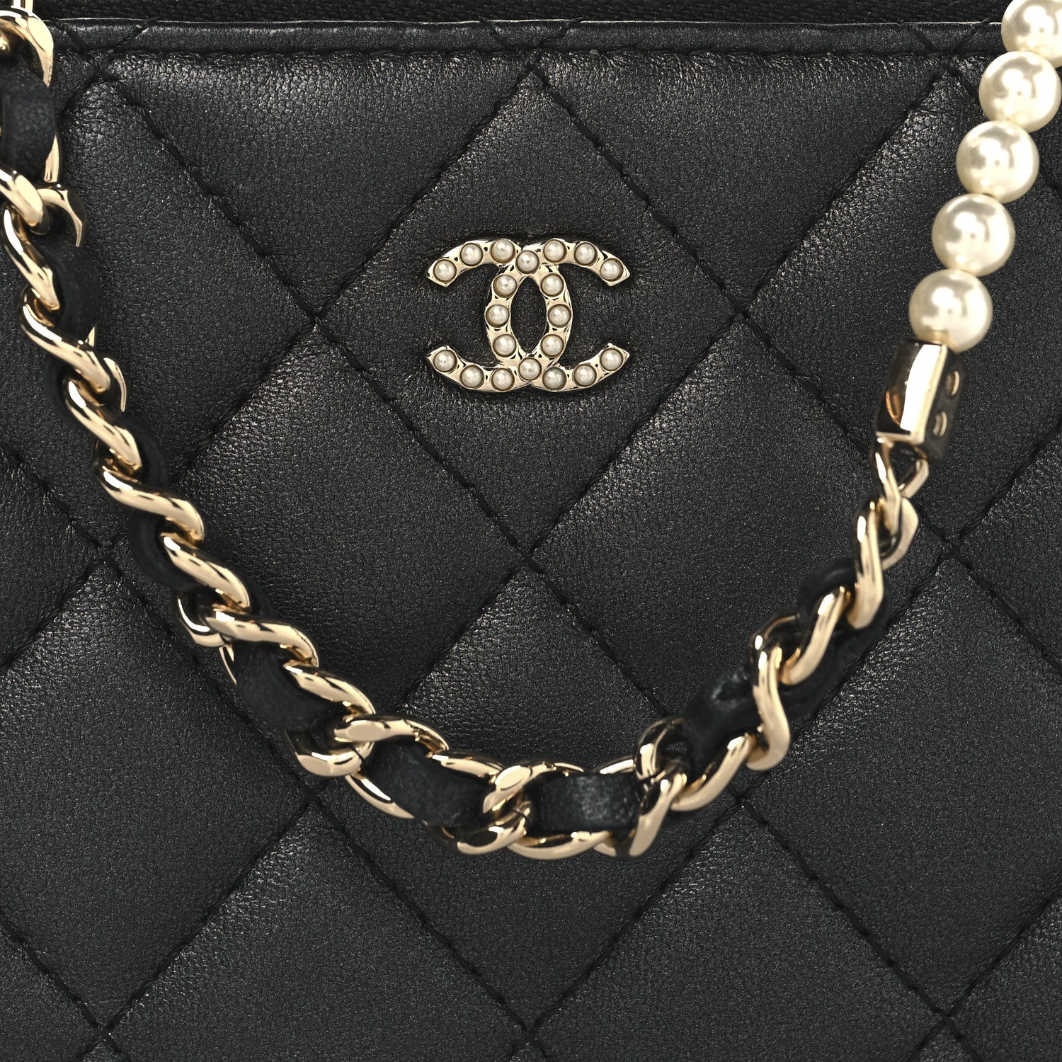 Iridescent Lambskin Quilted Pearl Clutch With Chain Black