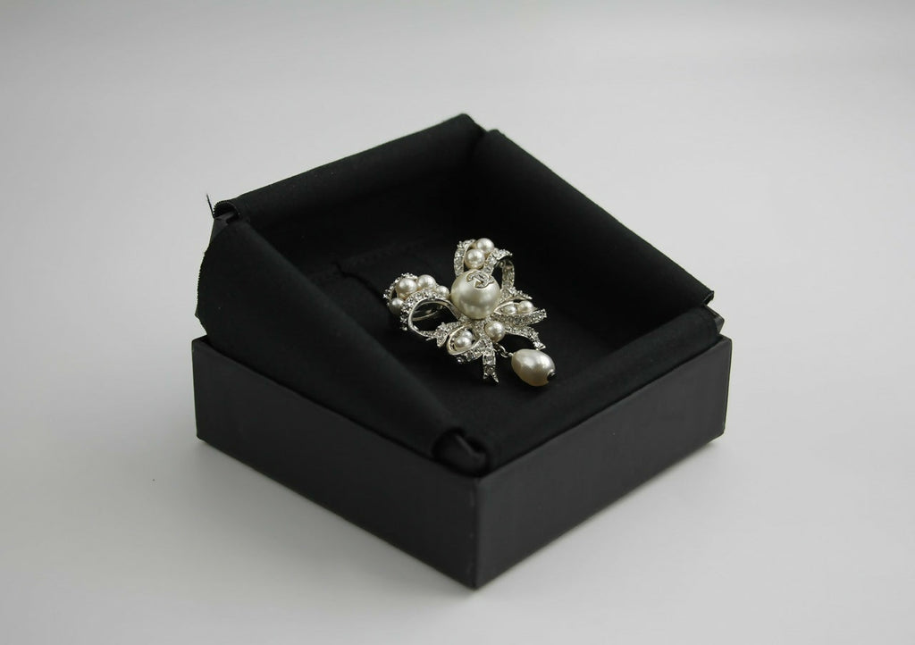 Chanel C20B Imitation Pearl Bow Brooch
