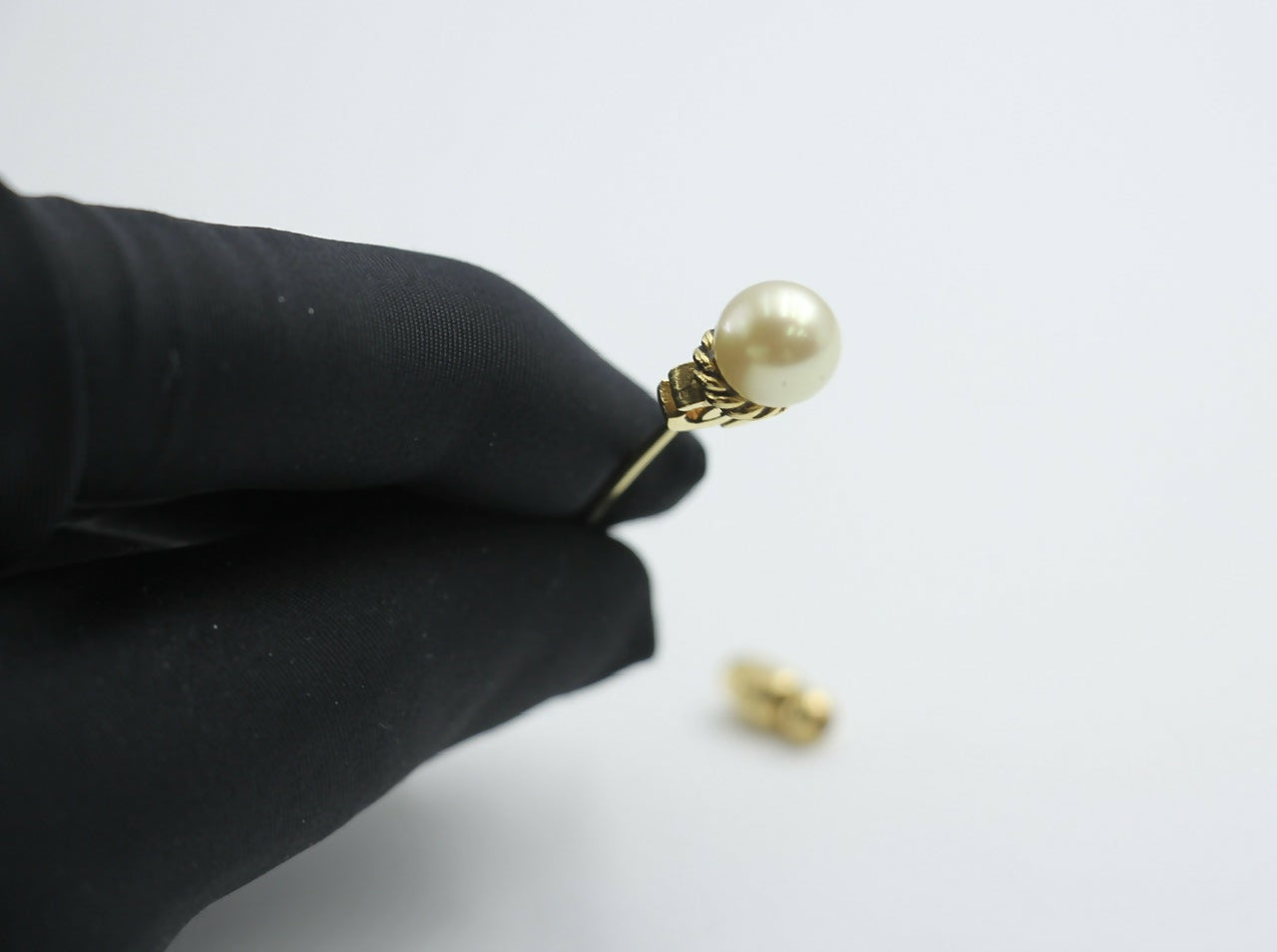 Chanel Vintage 1954-71 Gold-plated Imitation Pearl Twist CC Bar Brooch