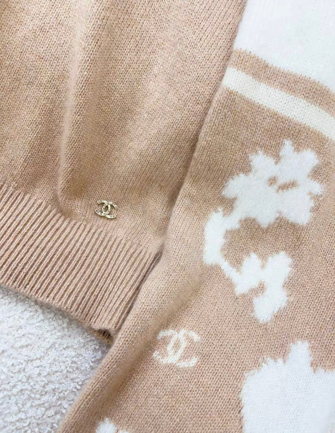 Chanel 24N coco neige beige and white knitted cashmere sweater size 38