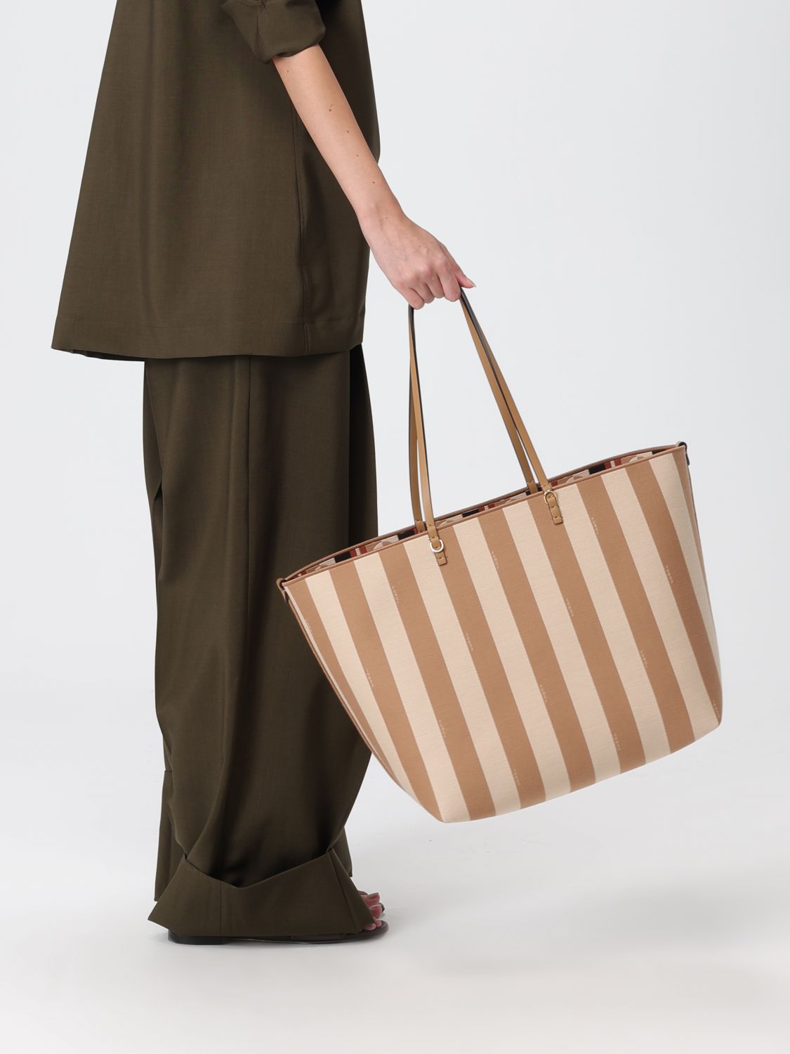 woman's shoulder bag