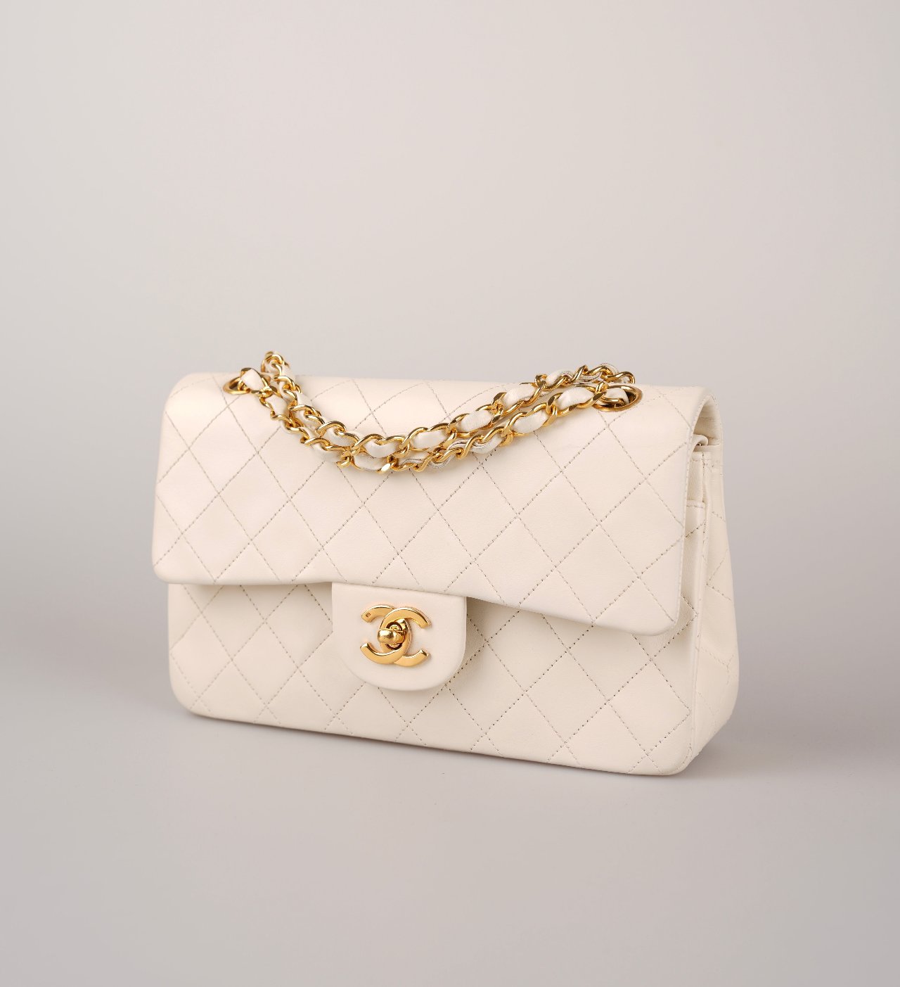 Chanel Medium Vintage White Classic Double Flap Bag in Lambskin with gold hardware