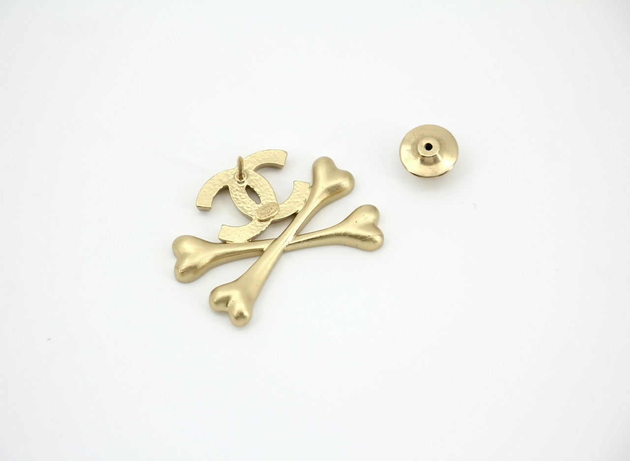 Chanel Vintage 03P Enamel White Skull Brooch
