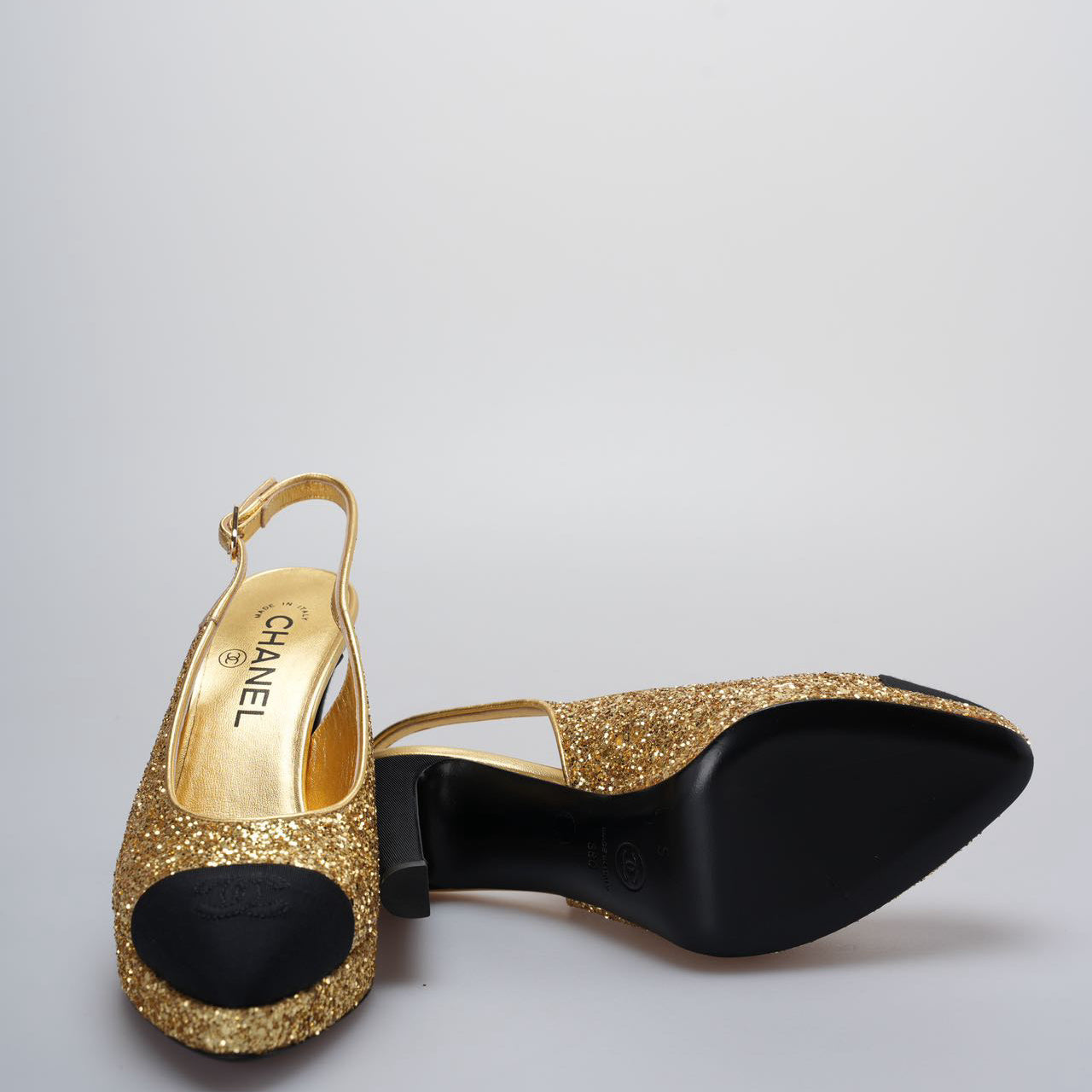Chanel Grosgrain Cap Toe CC Slingback Pumps size 38 in Black and Gold