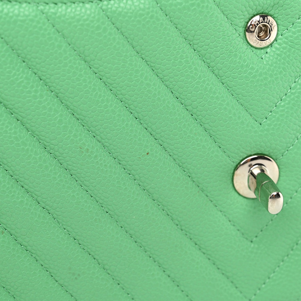 Caviar Chevron Quilted Jumbo Double Flap Green
