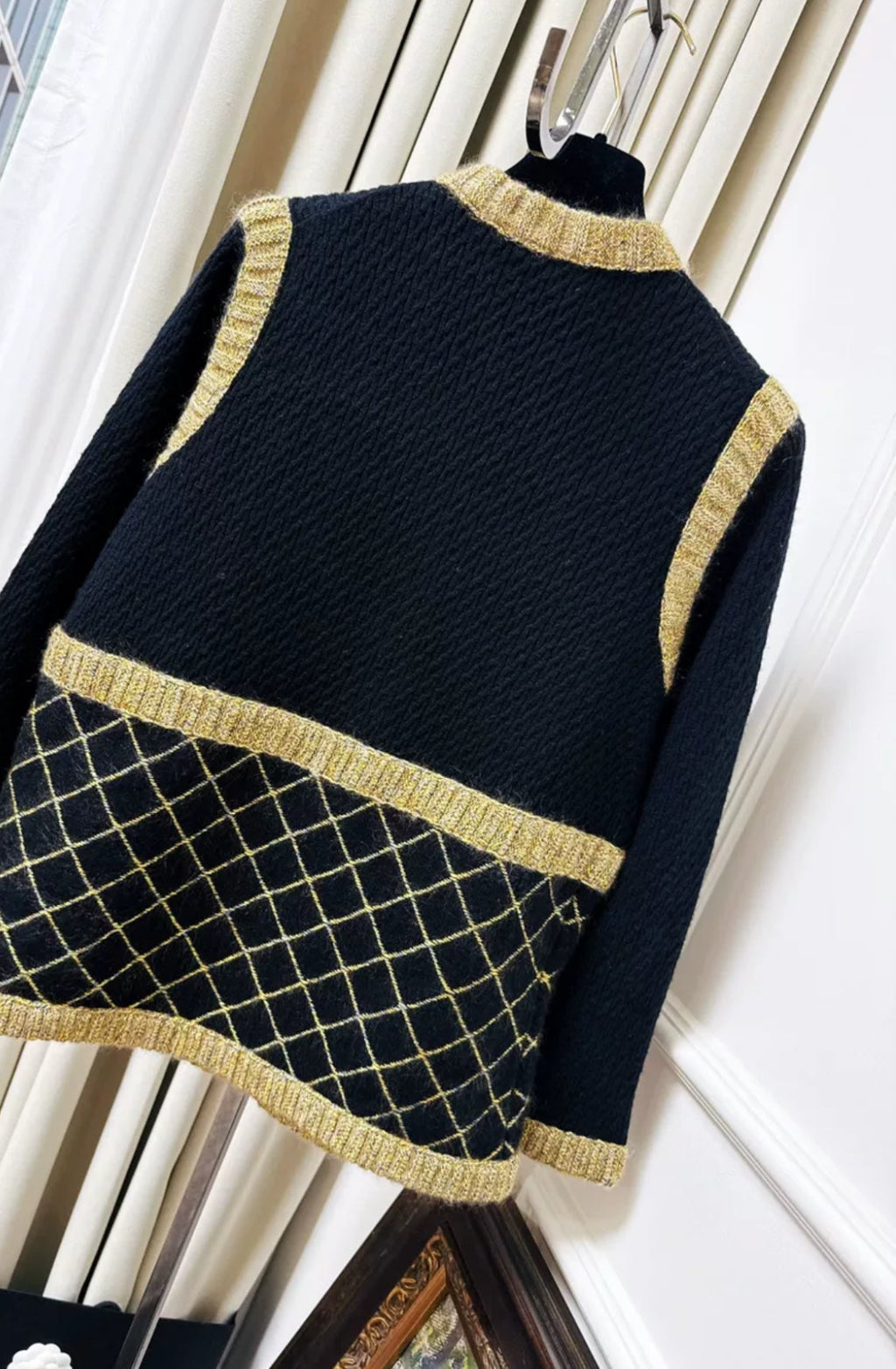 Chanel Fall/Winter 2015-2016 Black & Gold igan