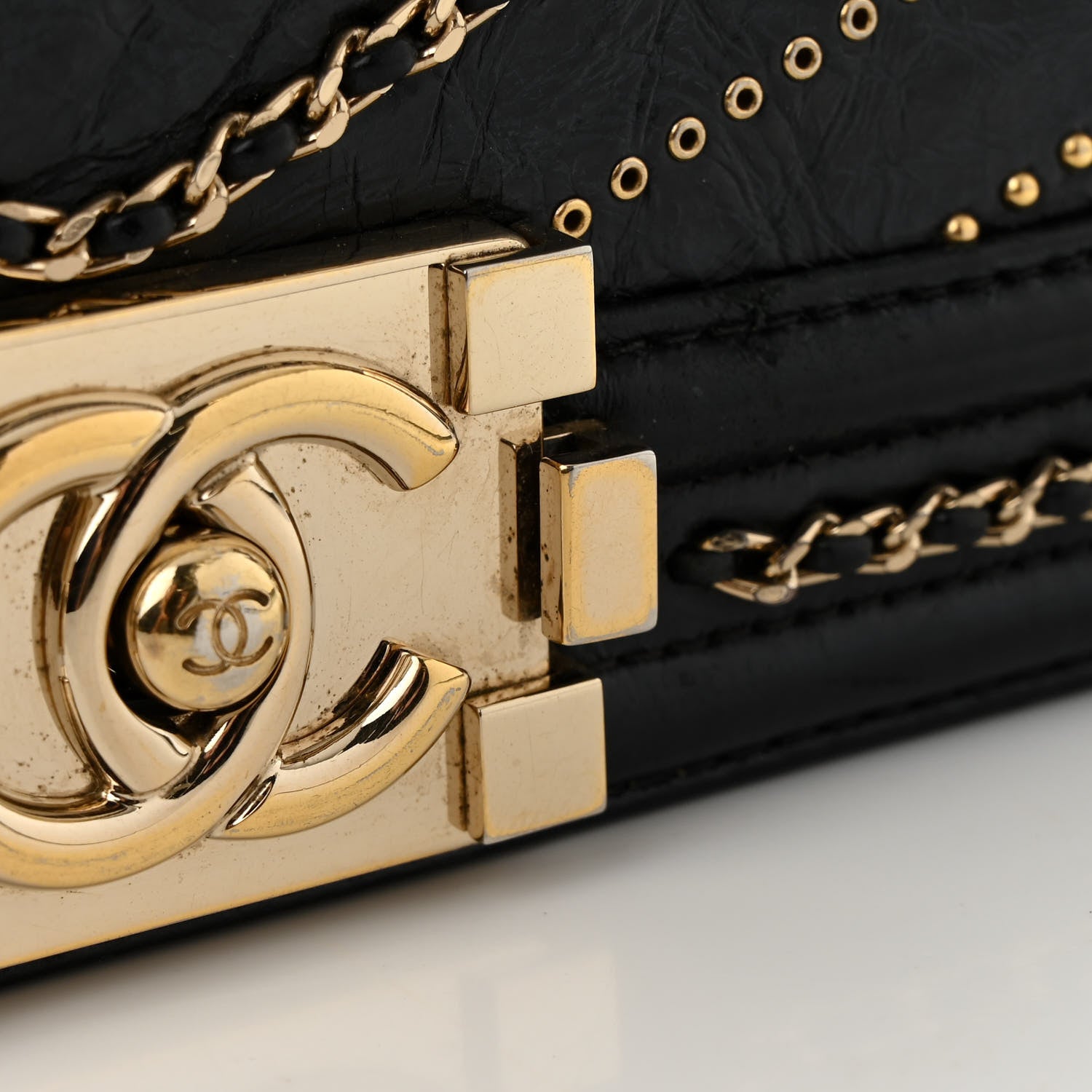 Crumpled Calfskin Chevron Chain Medium Boy Flap Black
