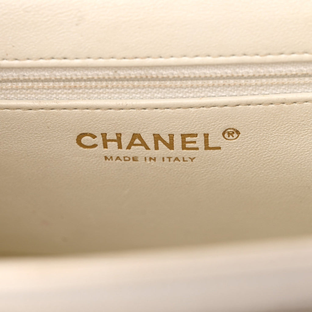 Caviar Quilted Medium Business Affinity Flap White