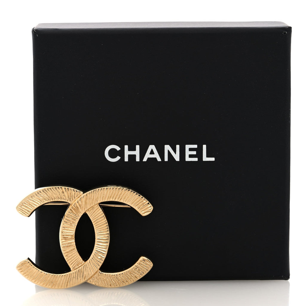 Metal CC Brooch Gold