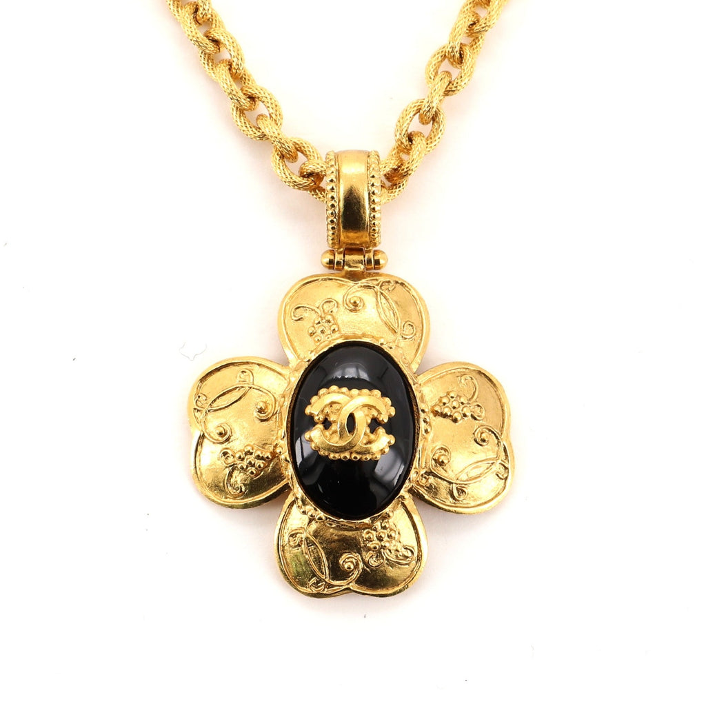 Vintage Clover Pendant Metal and Resin Necklace