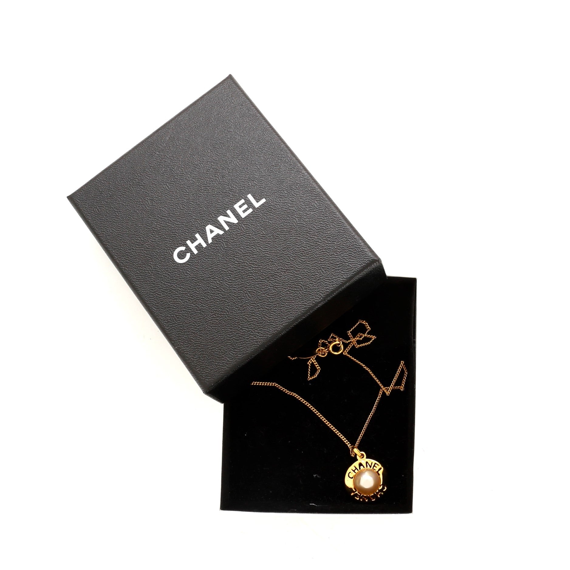 Logo Round Pendant Metal with Faux Pearl Necklace