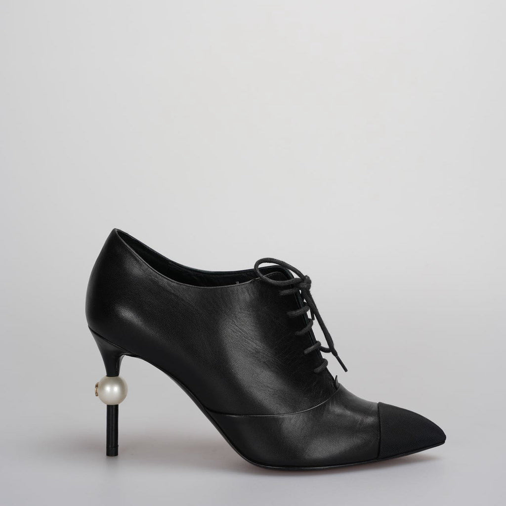 Chanel black ankle boots with pearls on the heels mit CC logo 36