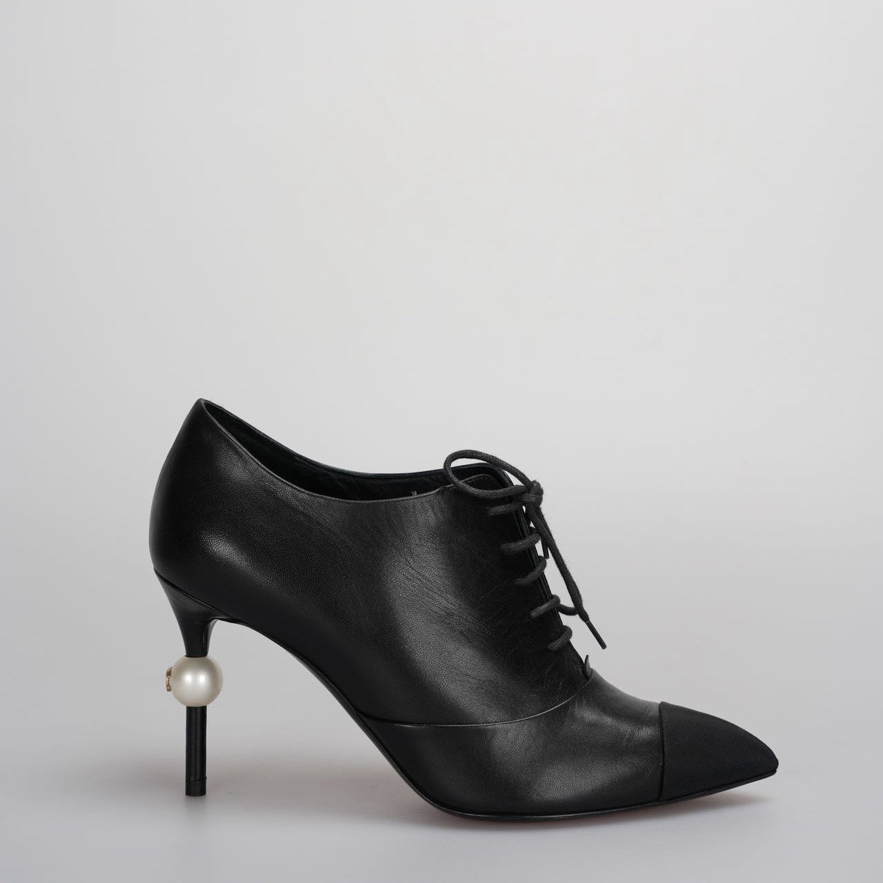 Chanel black ankle boots with pearls on the heels mit CC logo 36