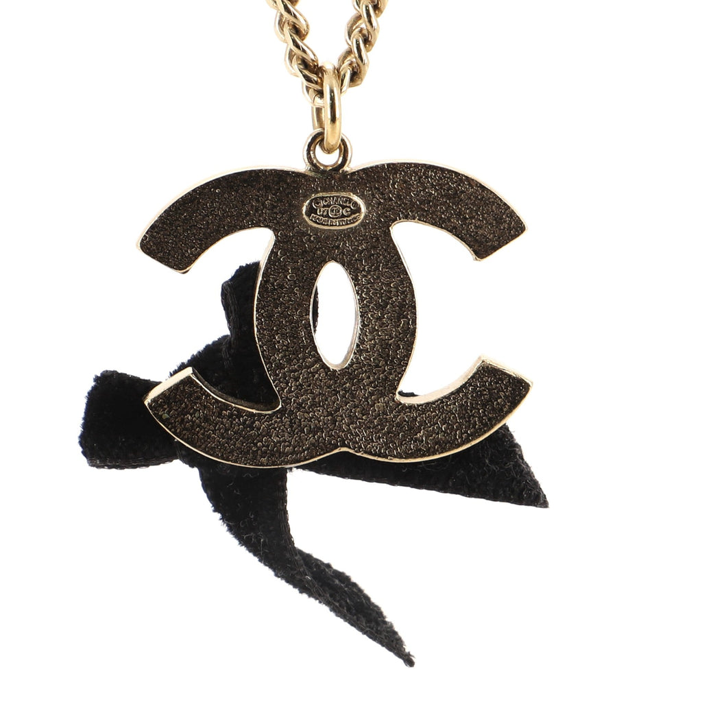 CC Ribbon Pendant Necklace Metal with Enamel and Velvet