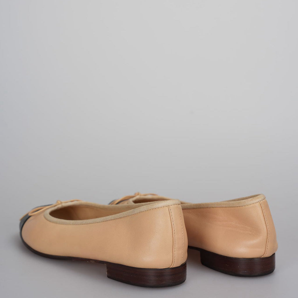 Chanel Beige/Black Leather CC Bow Cap Toe Ballet Flats Size 35 .5