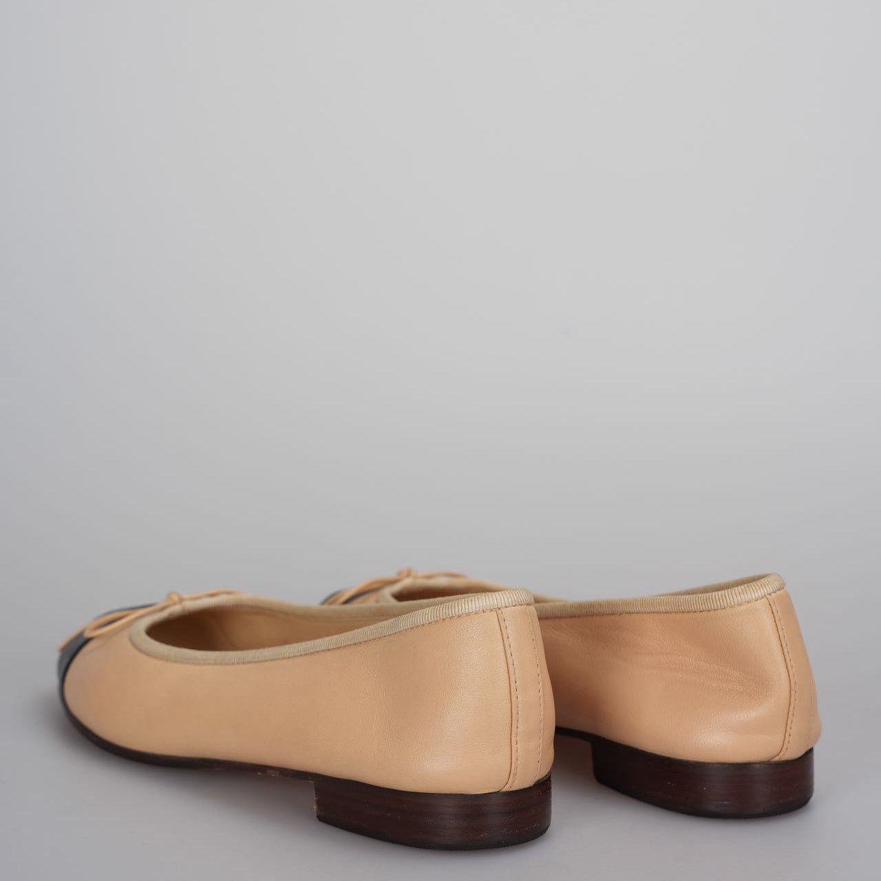 Chanel Beige/Black Leather CC Bow Cap Toe Ballet Flats Size 35 .5