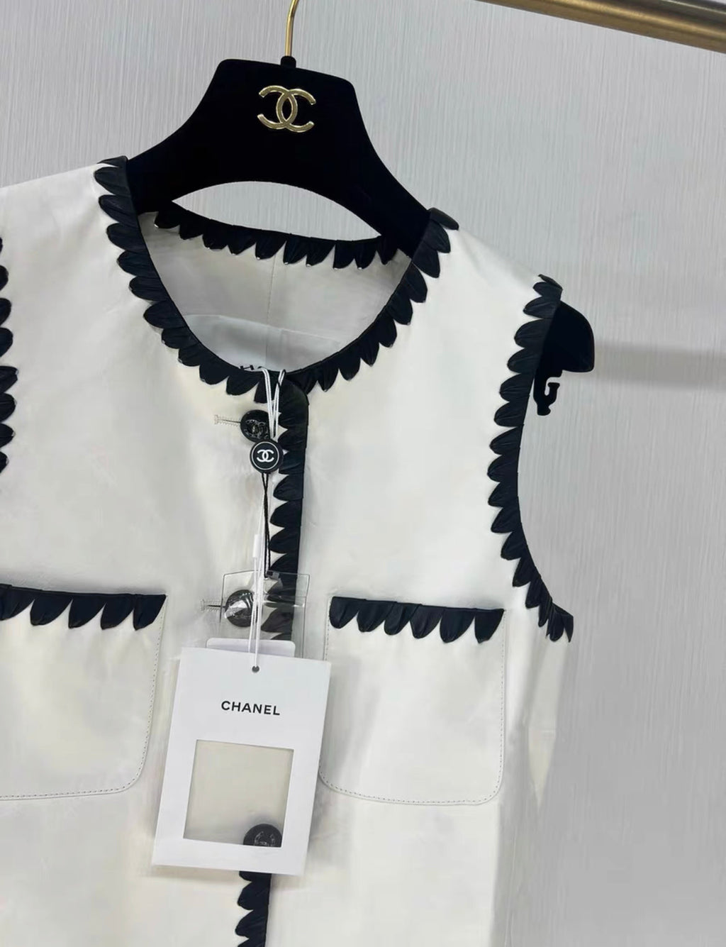 Chanel 21C four-pocket black and white woven leather vest size 34